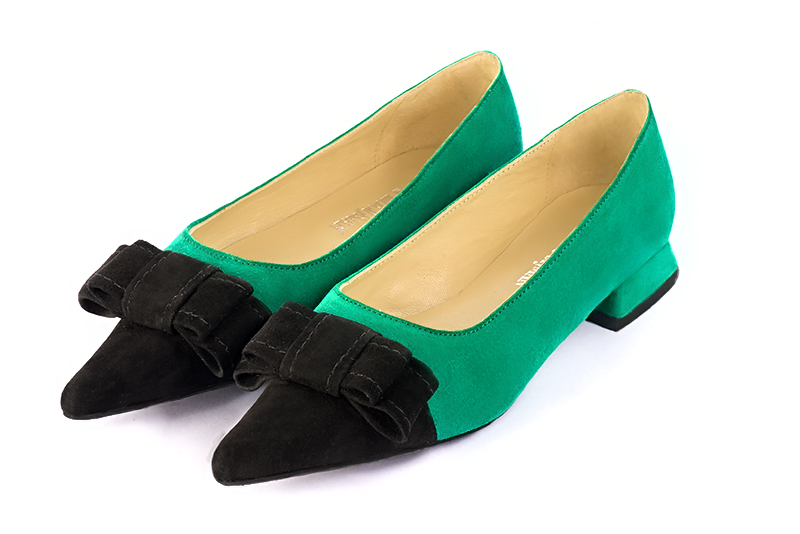 Matt black and emerald green women's dress pumps, with a knot on the front. Pointed toe. Flat flare heels. Front view - Florence KOOIJMAN